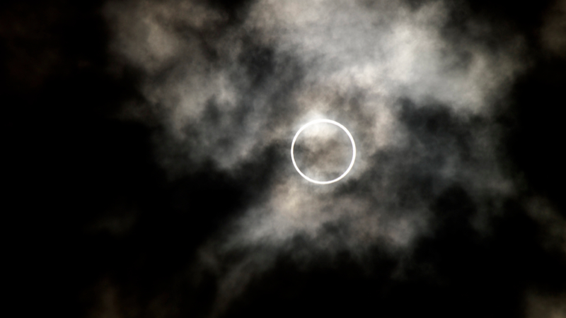 Illustration for article titled Japan Shows the Beauty (and the Craziness) of the Solar Eclipse
